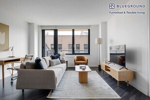 250 E Houston St in New York, NY - Building Photo