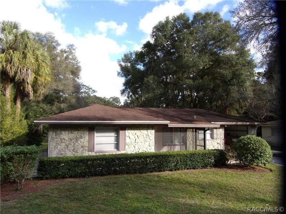 3431 S Apopka Ave in Inverness, FL - Foto de edificio