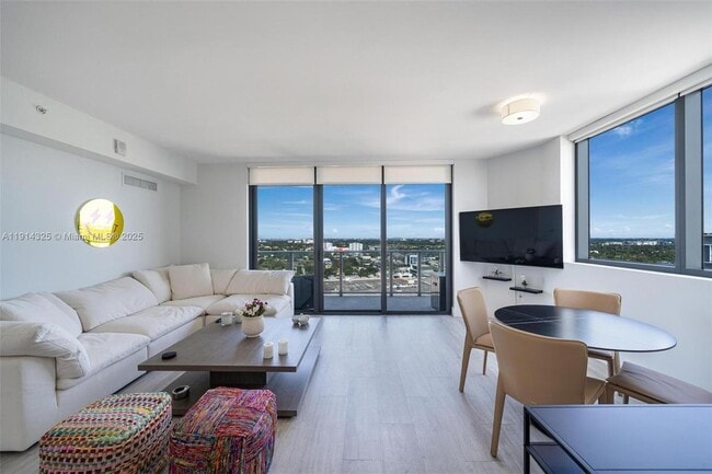 121 NE 34th St in Miami, FL - Foto de edificio - Building Photo