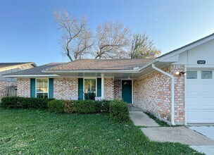 13607 Fernhill Dr in Sugar Land, TX - Building Photo - Building Photo
