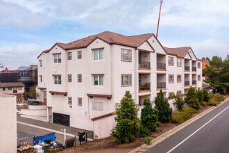 396 1st St in Los Altos, CA - Foto de edificio - Building Photo