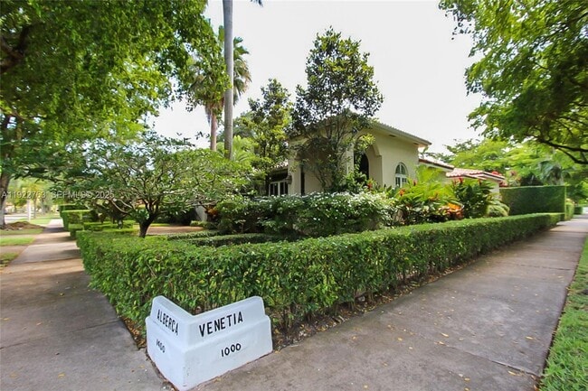 1400 Alberca St in Coral Gables, FL - Foto de edificio - Building Photo