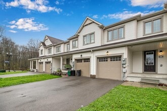 8254 Tulip Tree Dr in Niagara Falls, ON - Building Photo - Building Photo