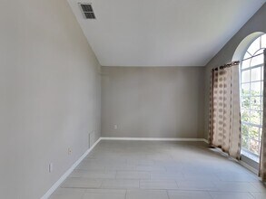 2214 Amberly Ave in Orlando, FL - Building Photo - Building Photo