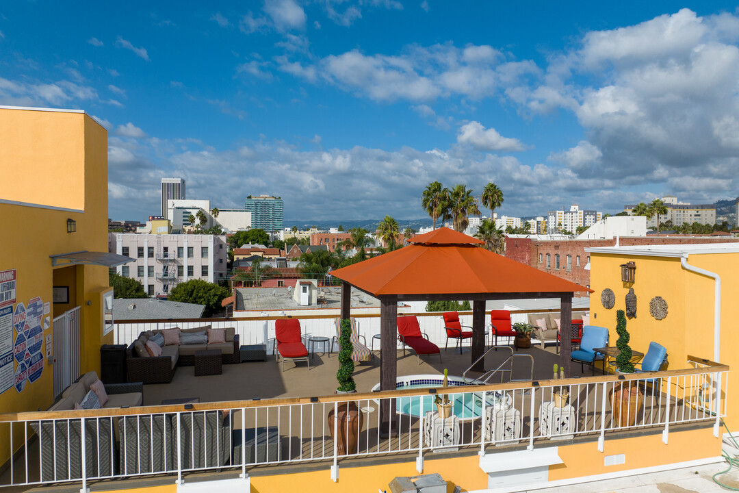 659 S Cloverdale Ave in Los Angeles, CA - Building Photo