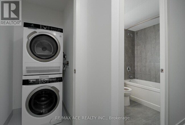 7439 Kingston Rd in Toronto, ON - Building Photo - Building Photo