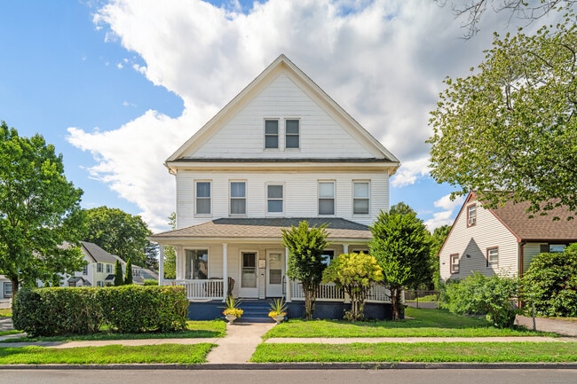 318 Suburban Ave in Fairfield, CT - Building Photo - Building Photo