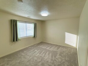 1010 N 1800 E in Saint George, UT - Foto de edificio - Building Photo