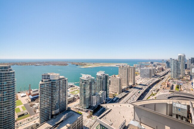 255 Bremner Blvd in Toronto, ON - Building Photo - Building Photo