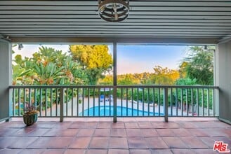 1328 Linda Rosa Ave in Los Angeles, CA - Building Photo - Building Photo