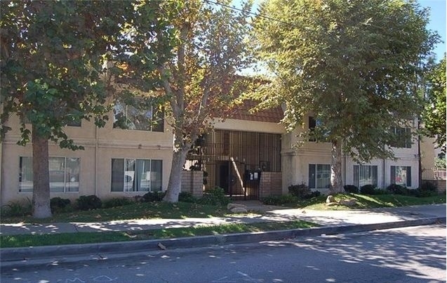 21000 Parthenia St in Canoga Park, CA - Foto de edificio