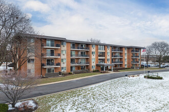 Falcon Pointe in Arlington Heights, IL - Building Photo - Primary Photo