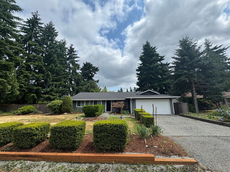 7854 131st Ave NE in Kirkland, WA - Building Photo