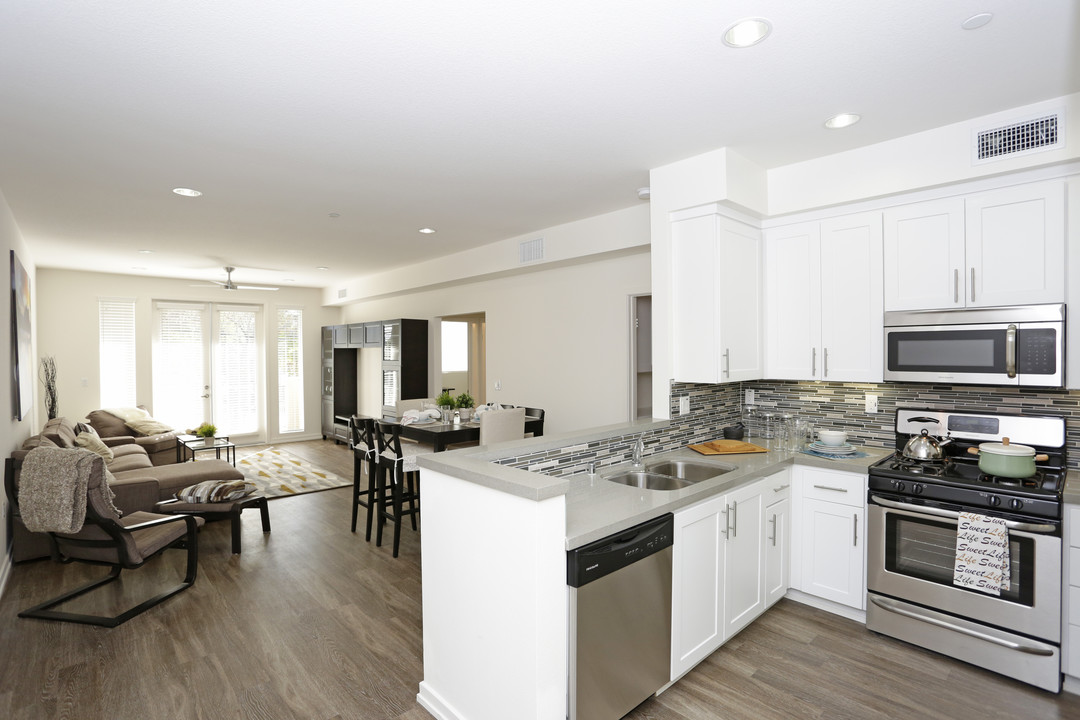 Courtyard at Ventura Canyon in Panorama City, CA - Building Photo