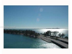 150 SE 25th Rd in Miami, FL - Foto de edificio - Building Photo