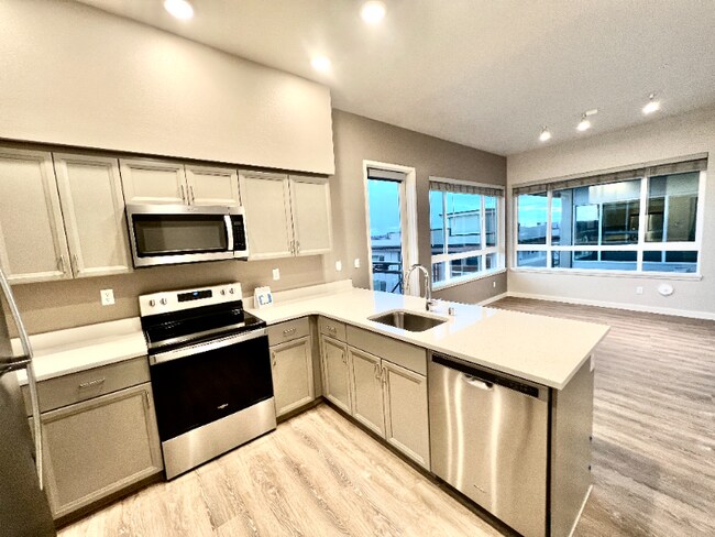 2330 Yakima Ct, Unit A404 in Tacoma, WA - Building Photo - Building Photo