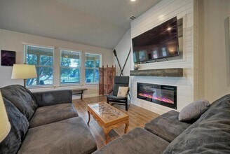 21707 Crystal Way in Leander, TX - Foto de edificio - Building Photo