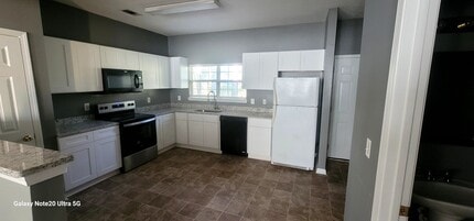 140 Brentwood Dr in Newnan, GA - Foto de edificio - Building Photo