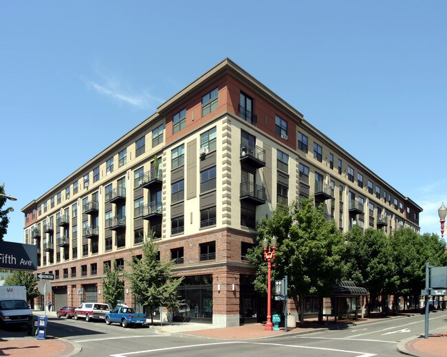 Fifth Avenue Court in Portland, OR - Foto de edificio - Building Photo