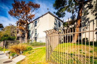 Cross Creek Village in Playa Del Rey, CA - Foto de edificio - Building Photo