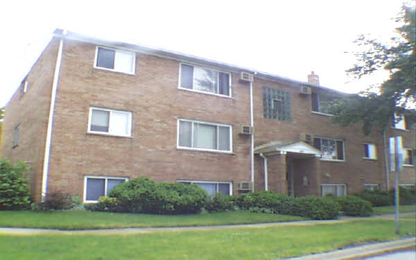 9811 Lawrence Ct in Schiller Park, IL - Foto de edificio