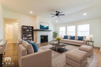 1020 Autumn Royal Ave in Lowell, AR - Foto de edificio - Building Photo