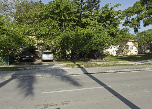 Opa Apartments in Opa Locka, FL - Foto de edificio - Building Photo