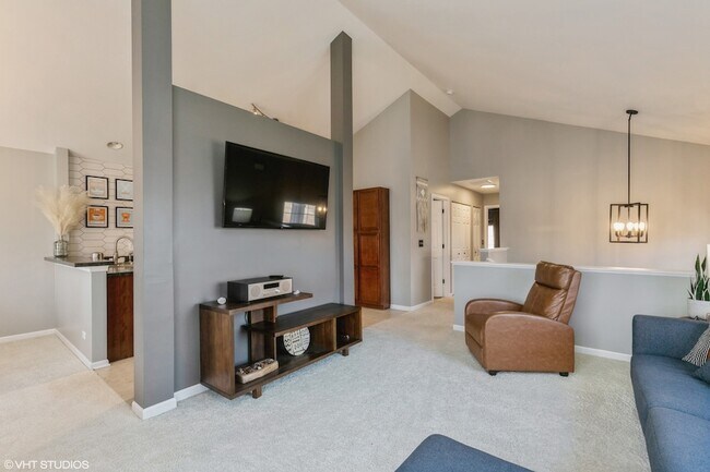 3340 Cameron Dr, Unit 176 in Elgin, IL - Building Photo - Building Photo