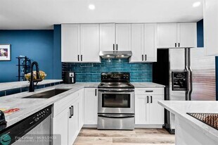 3082 S Oakland Forest Dr in Oakland Park, FL - Building Photo