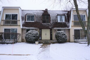 2920 Roberts Dr in Woodridge, IL - Building Photo