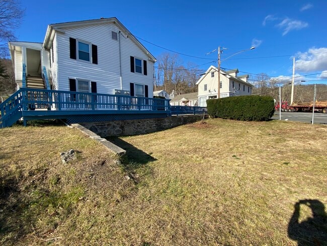 54 Bridge St, Unit #54 2nd floor west in Collinsville, CT - Building Photo - Building Photo