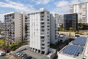 Crown Thurston in Honolulu, HI - Building Photo