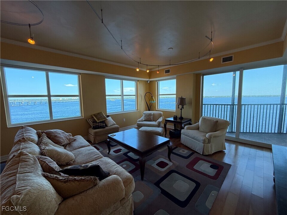 2797 First St in Ft. Myers, FL - Building Photo