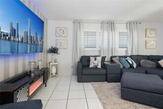 5640 Hayes St in Hollywood, FL - Building Photo - Building Photo