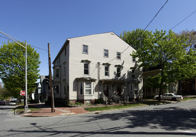 471 Cumberland Ave in Portland, ME - Foto de edificio - Building Photo