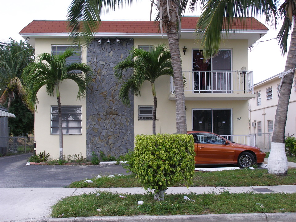 1053 NW 5th St in Miami, FL - Building Photo