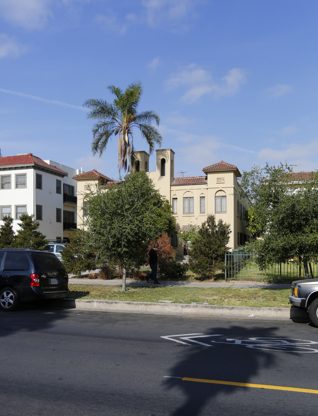 231 S New Hampshire Ave in Los Angeles, CA - Foto de edificio - Building Photo