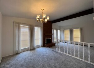 8640 Cremona Dr in Las Vegas, NV - Building Photo - Building Photo