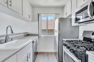 Centinela Apartments in Los Angeles, CA - Building Photo - Building Photo