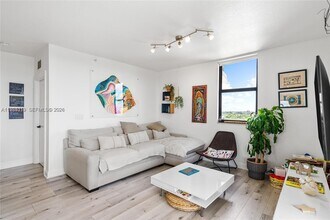 2301 SW 27th Ave in Miami, FL - Foto de edificio - Building Photo