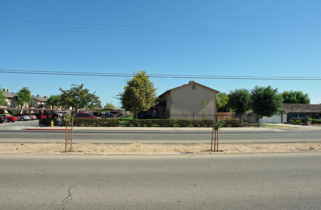 Manning Plaza in Parlier, CA - Foto de edificio - Building Photo