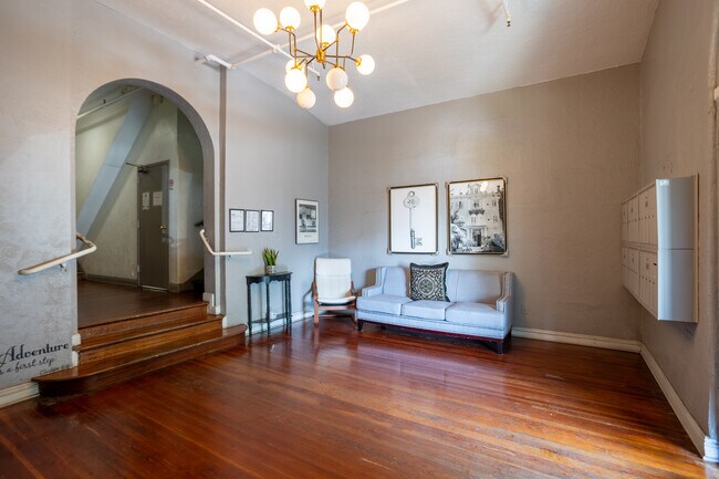 Ashmont Apartments - Art Deco Building in Los Angeles, CA - Building Photo - Building Photo