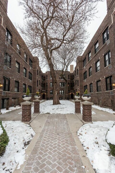740 W Addison St, Unit S1 in Chicago, IL - Building Photo