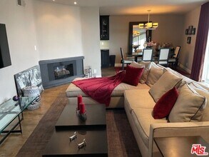 2260 N Cahuenga Blvd in Los Angeles, CA - Building Photo - Building Photo