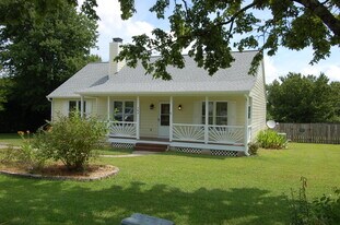 705 S Hughes St in Apex, NC - Building Photo