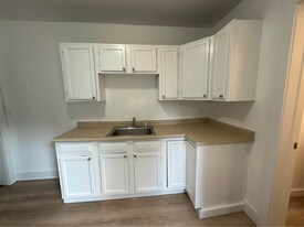 5 Lake Ave in Danbury, CT - Building Photo