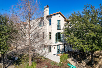 Lomo Blanco Condominiums in Dallas, TX - Building Photo - Building Photo