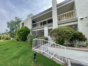 1735 N Vía Miraleste in Palm Springs, CA - Building Photo - Building Photo