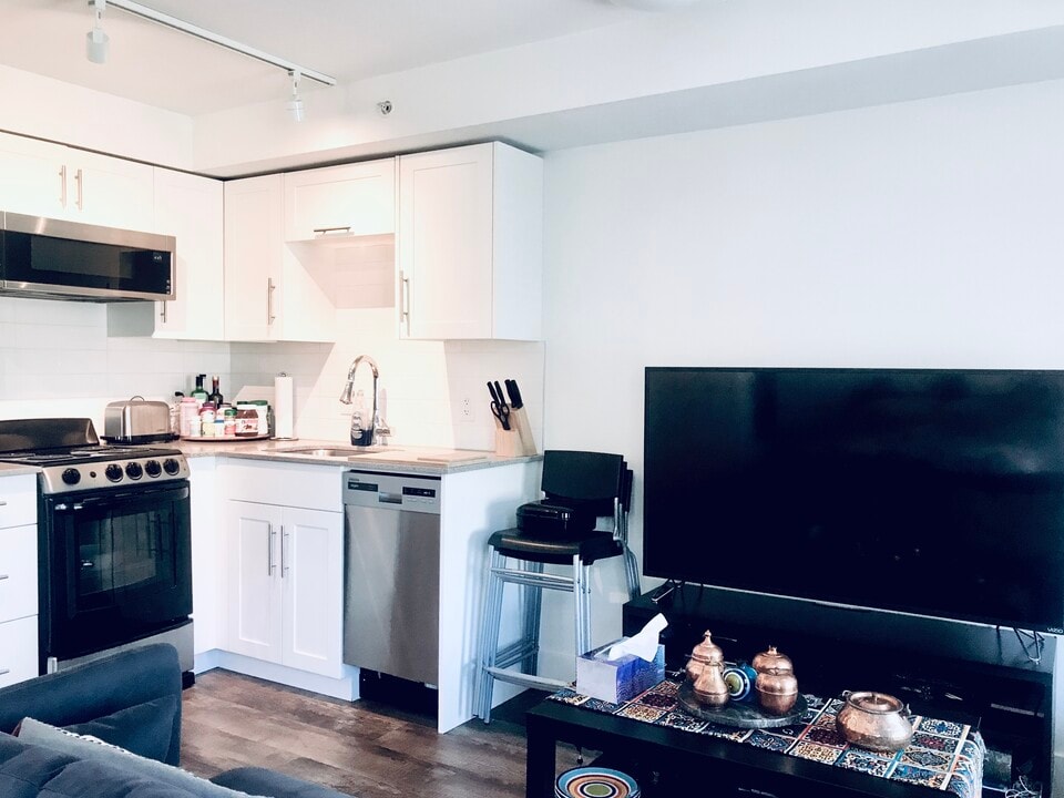 1534 Henshaw Ln in Vancouver, BC - Building Photo