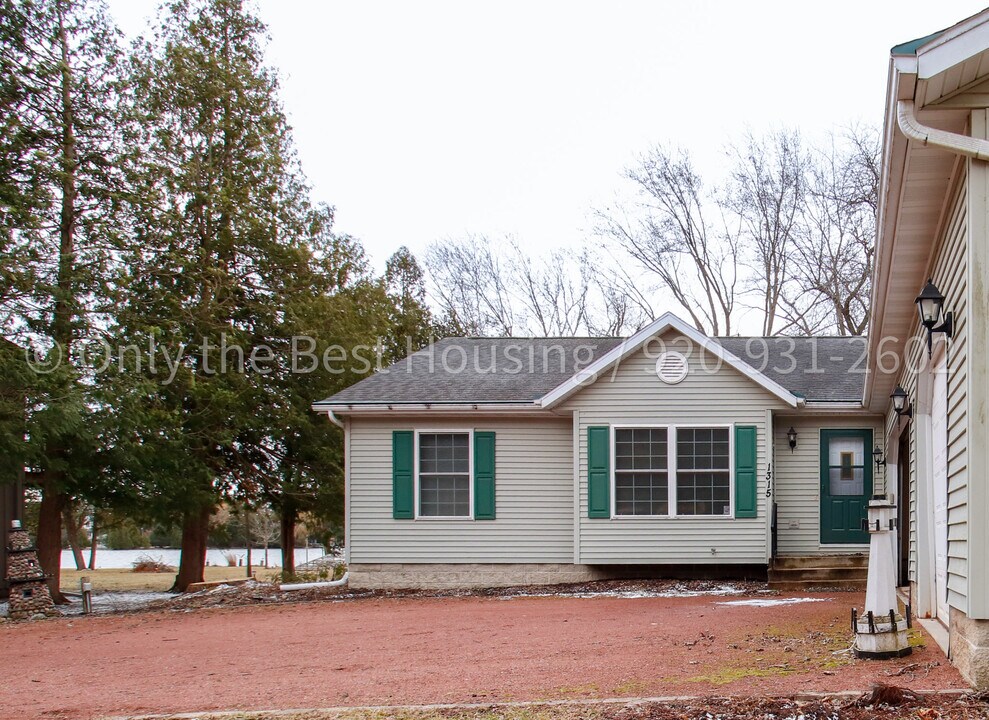 1315 Lakeview Rd in West Bend, WI - Building Photo